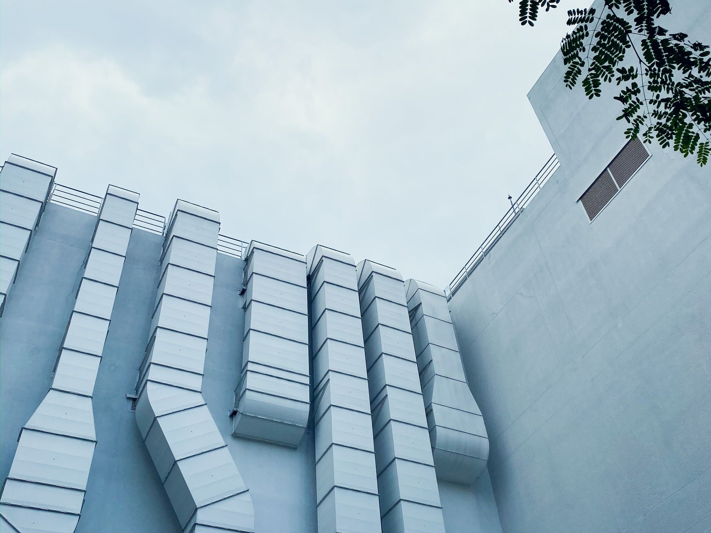 Lüftung und Klima Weisse Lüftungskanäle an einer Fassade – Lüftungs- und Klimaanlagen von SOS Gebäudetechnik